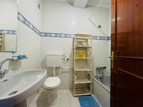 Comfortable and cozy remodeled bedroom in a student apartment, in Coimbra