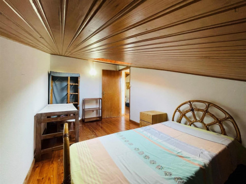 Comfortable and cozy remodeled bedroom in a student apartment, in Coimbra
