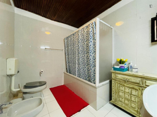 Comfortable and cozy remodeled bedroom in a student apartment, in Coimbra