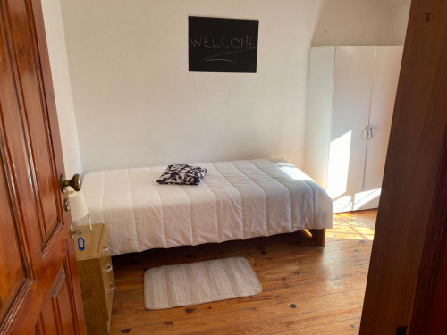 Single bedroom in 5-bedroom apartment