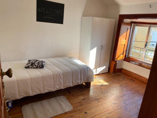 Single bedroom in 5-bedroom apartment