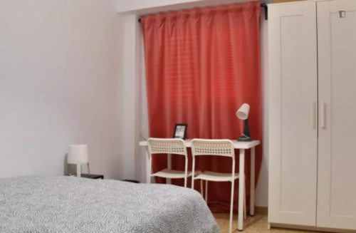 Very nice double bedroom in student-popular L'Amistat