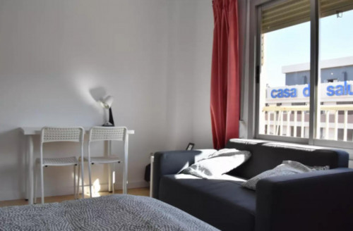 Alluring double bedroom near Amistat-Casa de Salut metro