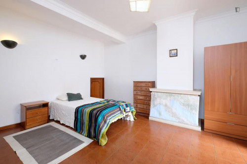Spacious and cozy bedroom, with private balcony in a student apartment, Coimbra