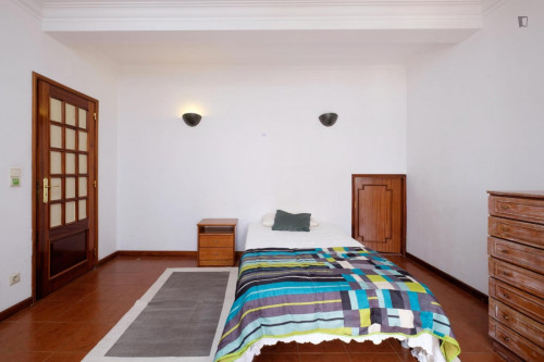 Spacious and cozy bedroom, with private balcony in a student apartment, Coimbra