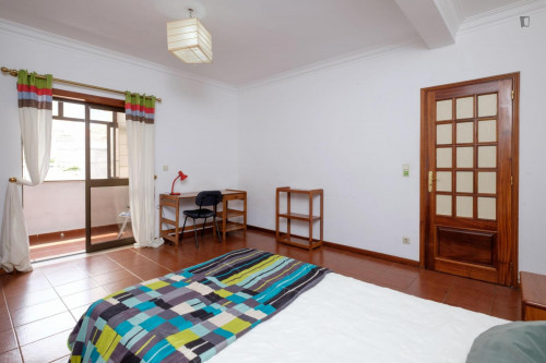 Spacious and cozy bedroom, with private balcony in a student apartment, Coimbra