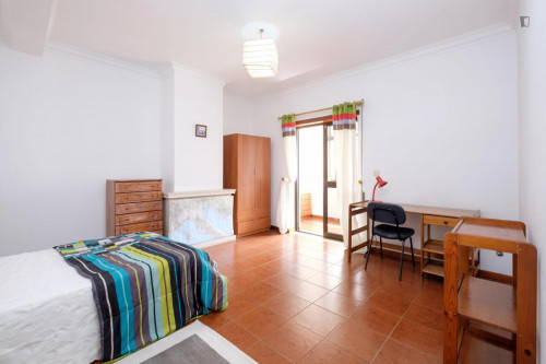 Spacious and cozy bedroom, with private balcony in a student apartment, Coimbra
