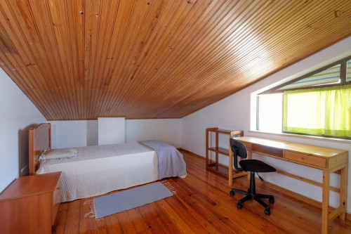Comfortable and cozy bedroom in a student apartment, in Coimbra