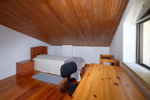 Comfortable and cozy bedroom in a student apartment, in Coimbra