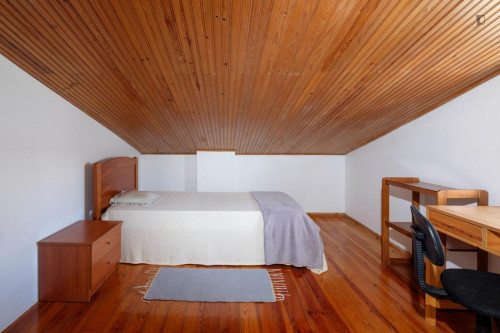 Comfortable and cozy bedroom in a student apartment, in Coimbra