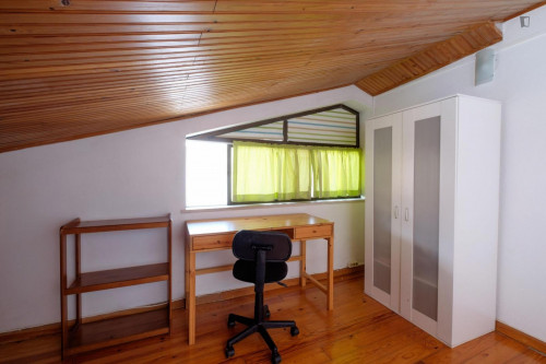 Comfortable and cozy bedroom in a student apartment, in Coimbra