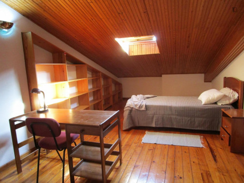 Spacious and confortable bedroom in a student apartment, in Coimbra