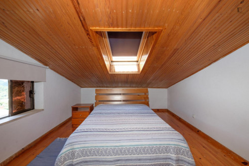 Giant and confortable double bedroom in a student apartment, in Coimbra