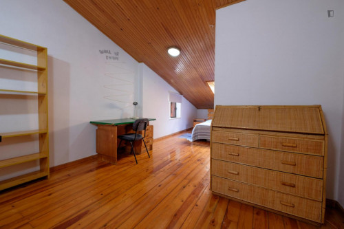 Giant and confortable double bedroom in a student apartment, in Coimbra  - Gallery -  5