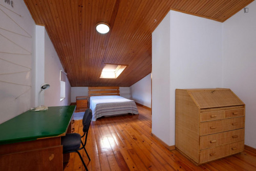 Giant and confortable double bedroom in a student apartment, in Coimbra