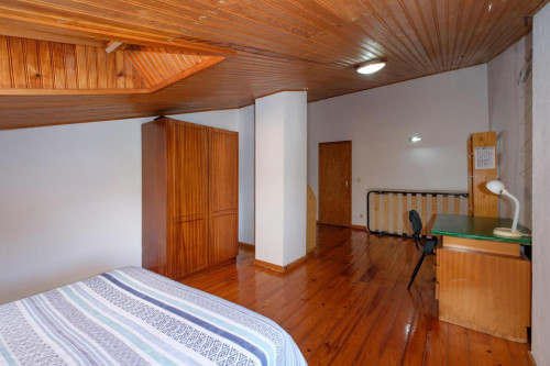 Giant and confortable double bedroom in a student apartment, in Coimbra