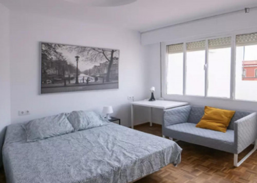 Bright double bedroom near Pl. Espanya metro
