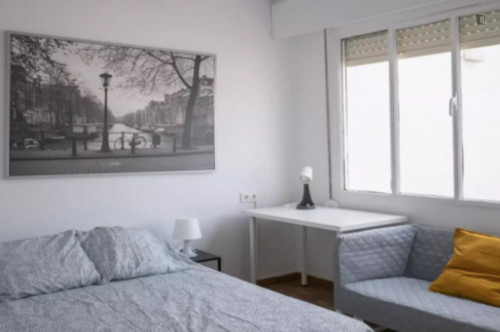 Bright double bedroom near Pl. Espanya metro