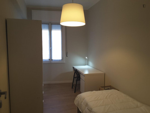 Single bedroom in a 3-bedroom apartment near Torre dell'Orologio
