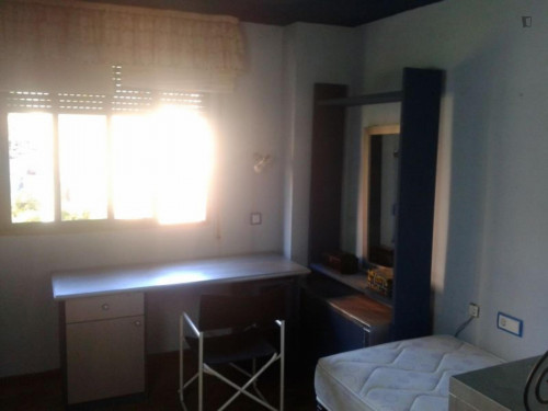 Single bedroom, in 3-bedroom apartment