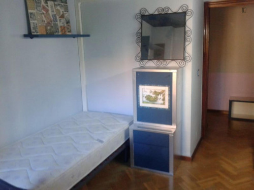 Single bedroom, in 3-bedroom apartment