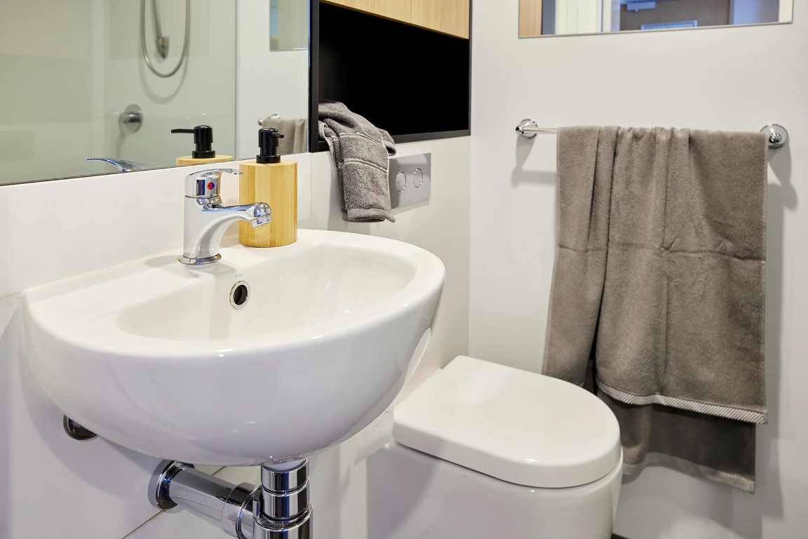  King Single Bed, 5 Bed Apartment With Ensuite  -  Urbanest Swanston Street  - Gallery -  5