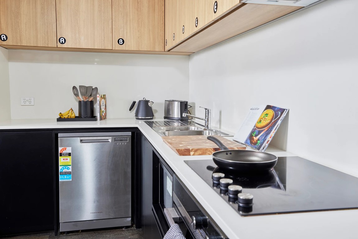  King Single Bed, 6 Bed Apartment With Ensuite  -  Urbanest Swanston Street  - Gallery -  10