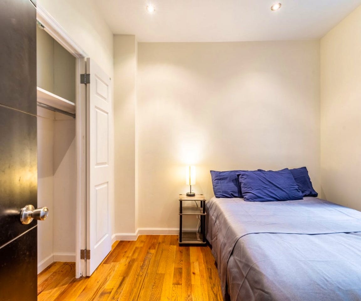 Room 101 With Desk - Stunning Luxury Apt. w/ City Views - Gallery - 3