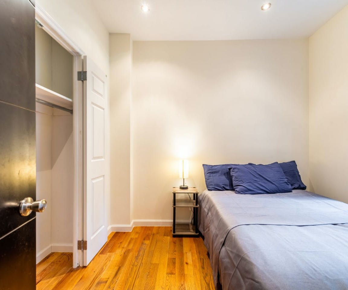 Room 101 With Desk - Stunning Luxury Apt. w/ City Views - Gallery - 1