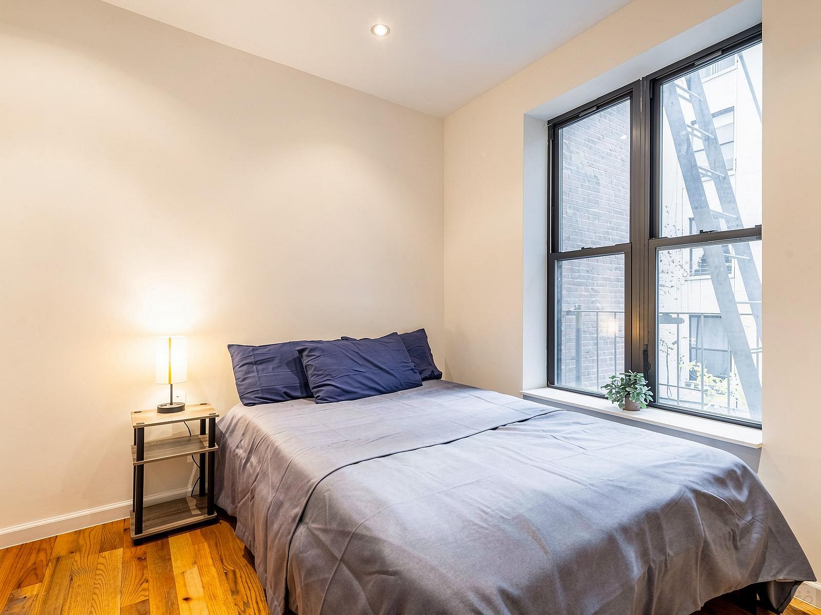Room 101 With Desk - Stunning Luxury Apt. w/ City Views - Gallery - 10