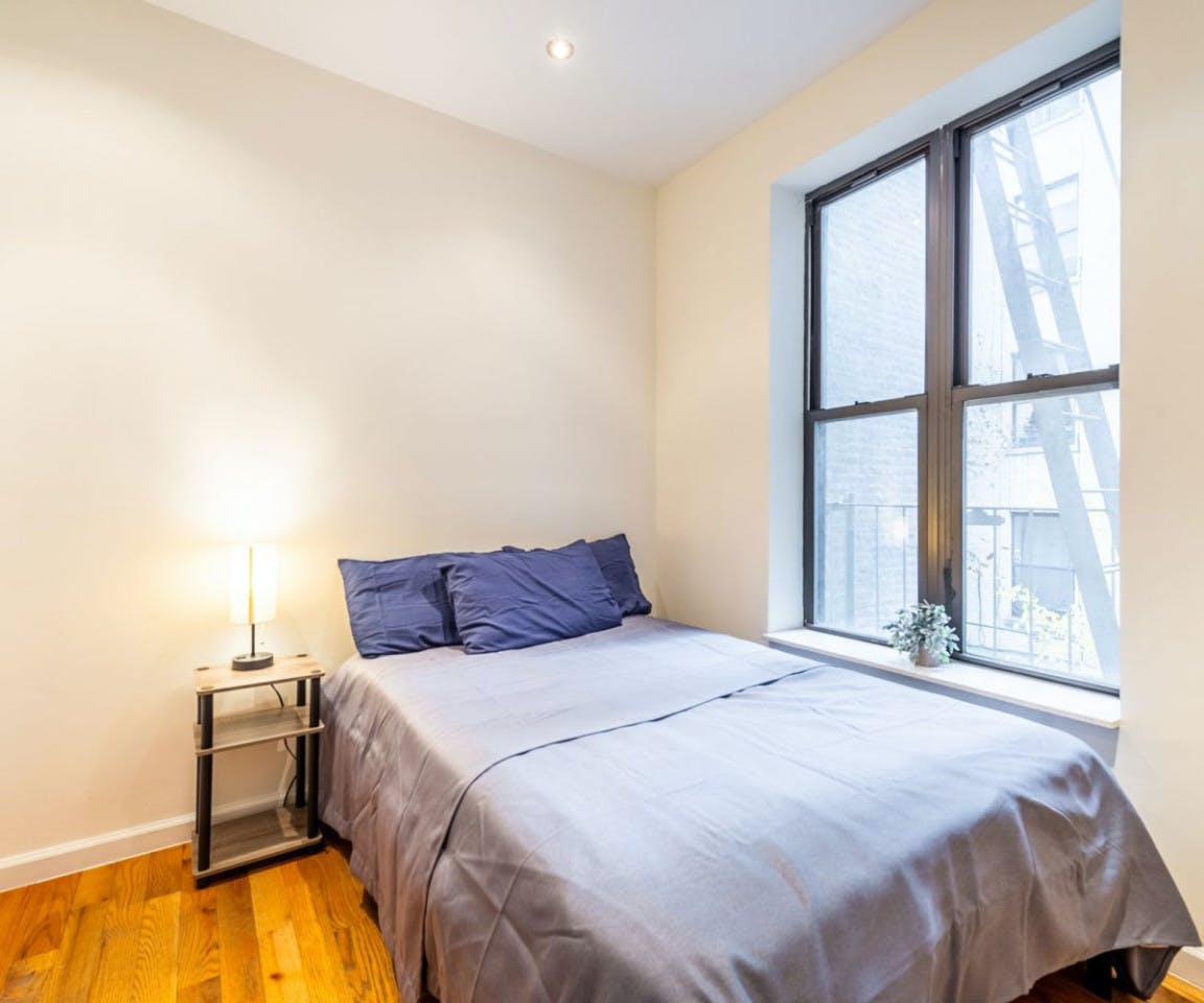 Room 101 With Desk - Stunning Luxury Apt. w/ City Views - Gallery - 12