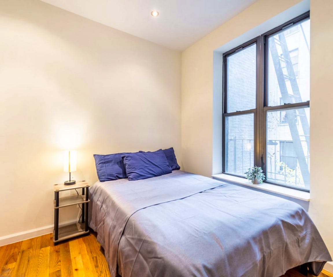 Room 101 With Desk - Stunning Luxury Apt. w/ City Views - Gallery - 2