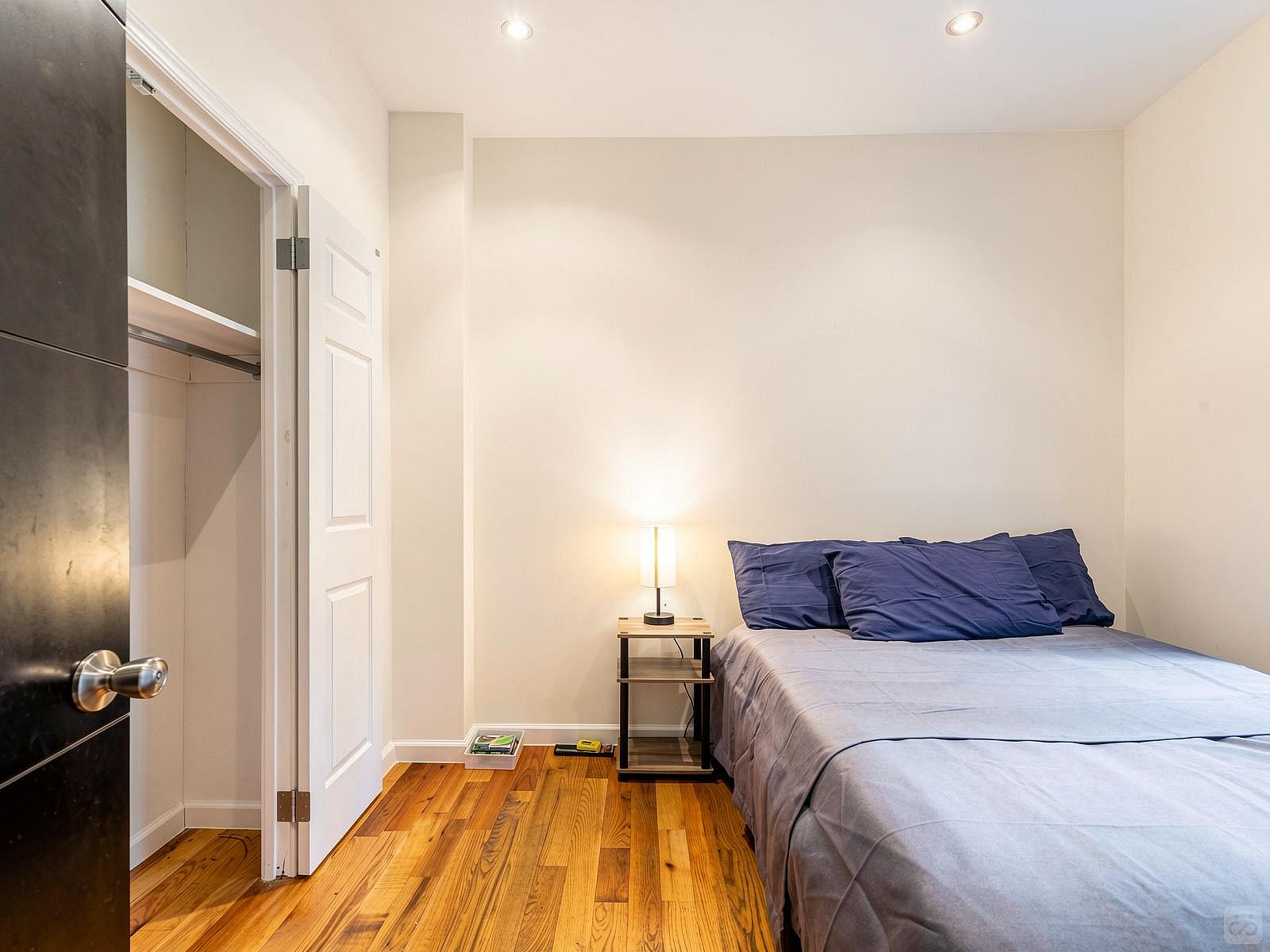 Room 101 With Desk - Stunning Luxury Apt. w/ City Views - Gallery - 11