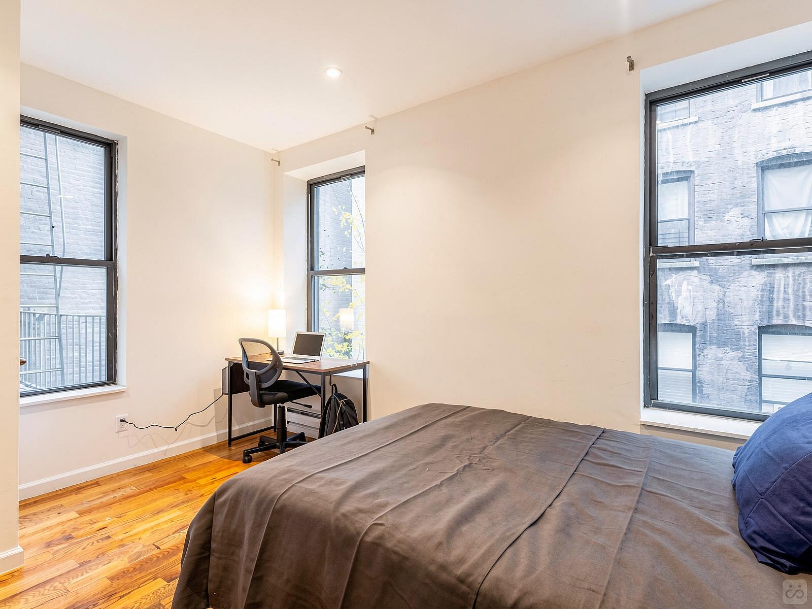 Room 102 With Desk - Stunning Luxury Apt. w/ City Views - Gallery - 11