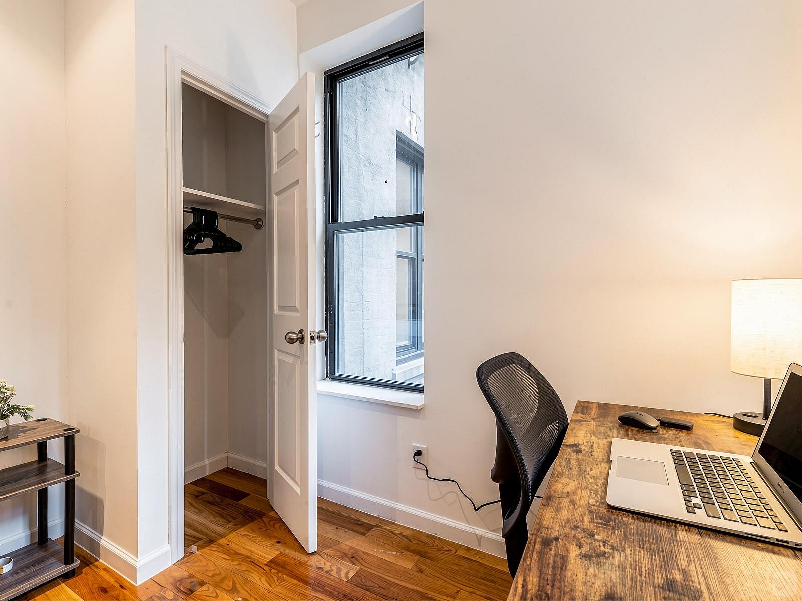 Room 102 With Desk - Stunning Luxury Apt. w/ City Views - Gallery - 12