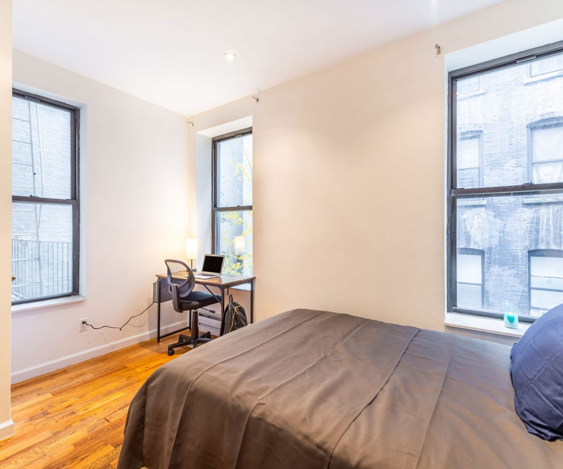 Room 102 With Desk - Stunning Luxury Apt. w/ City Views - Gallery - 5