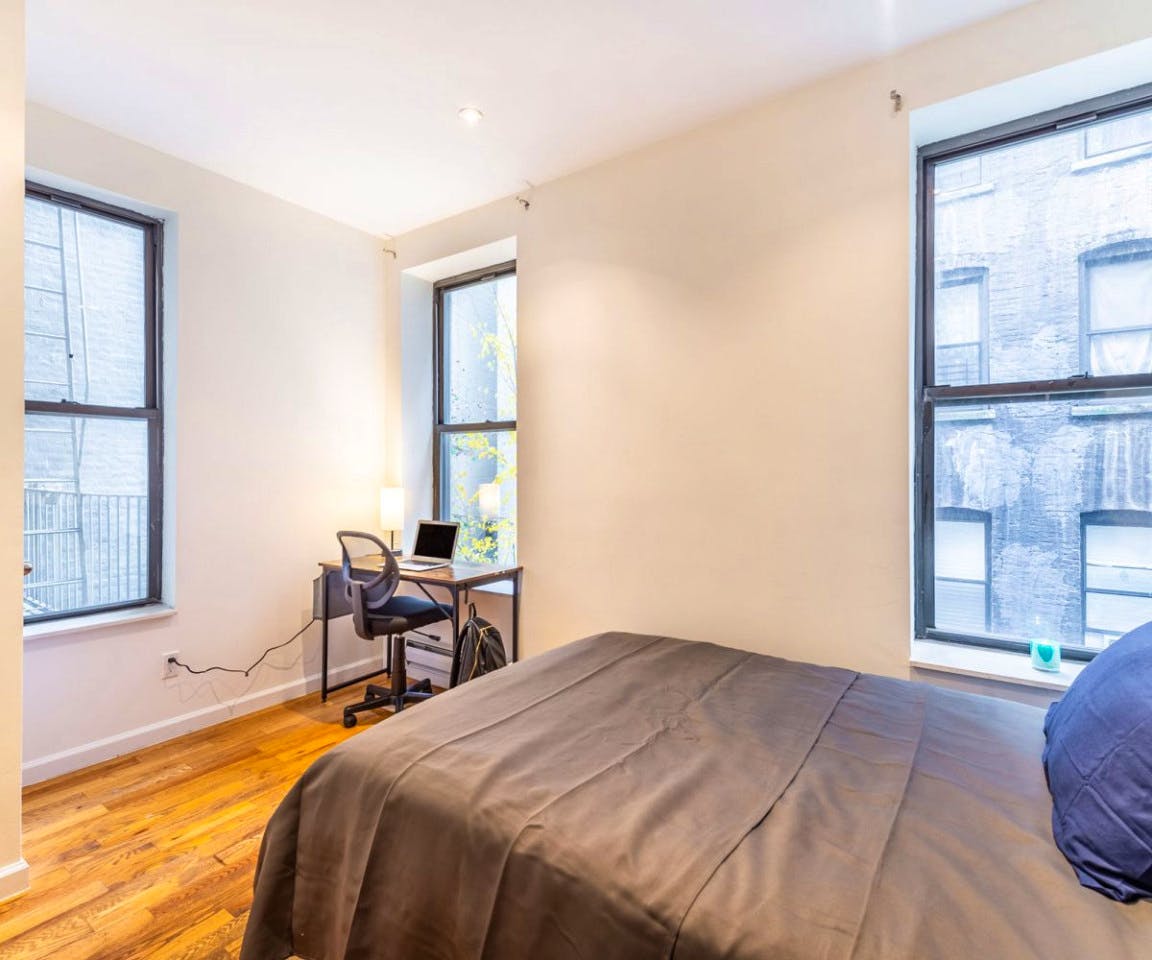 Room 102 With Desk - Stunning Luxury Apt. w/ City Views - Gallery - 4