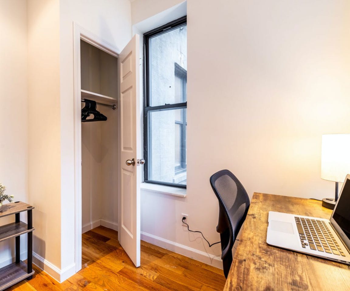 Room 102 With Desk - Stunning Luxury Apt. w/ City Views - Gallery - 3
