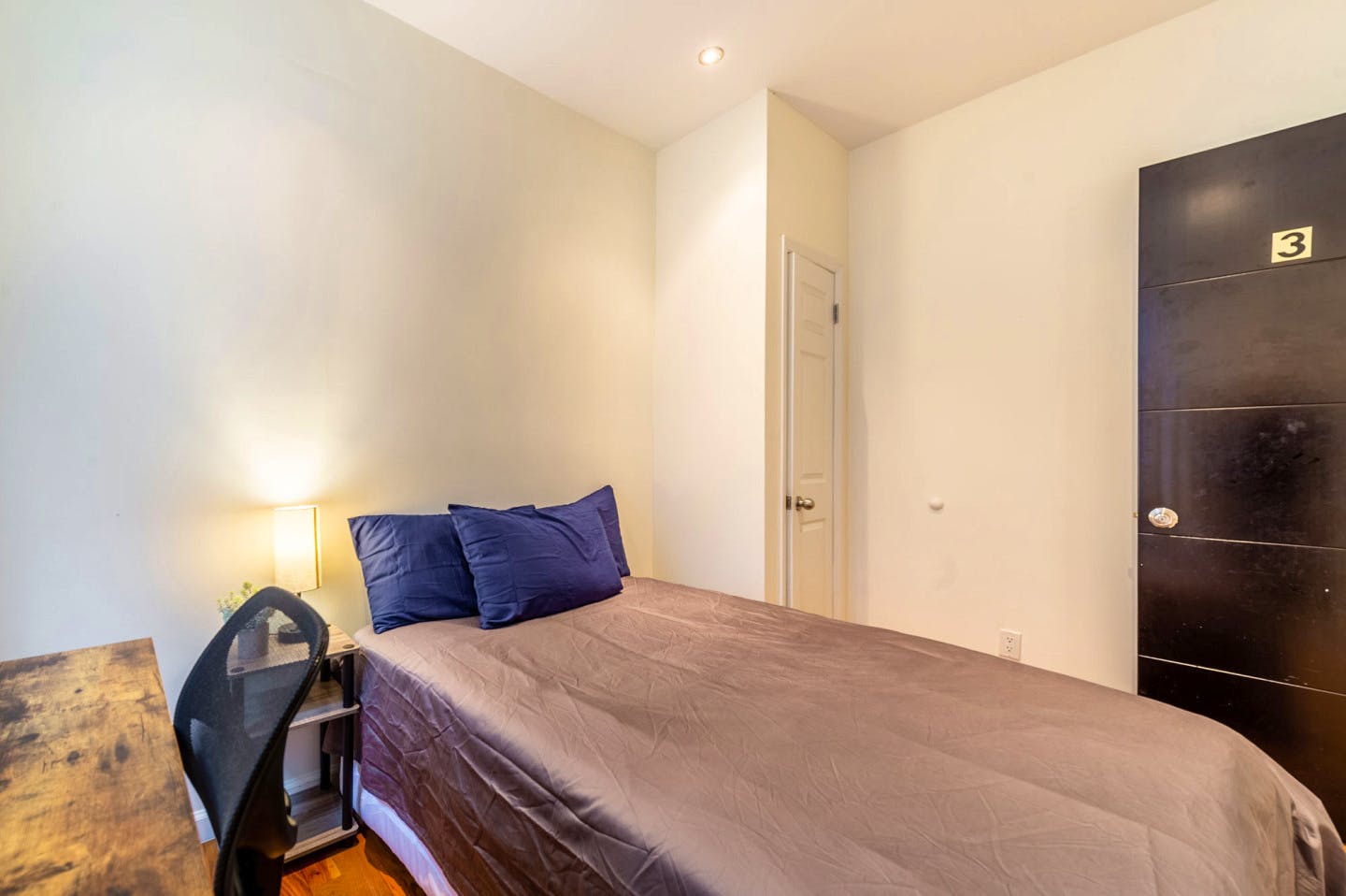Room 103 With Desk - Stunning Luxury Apt. w/ City Views - Gallery - 10