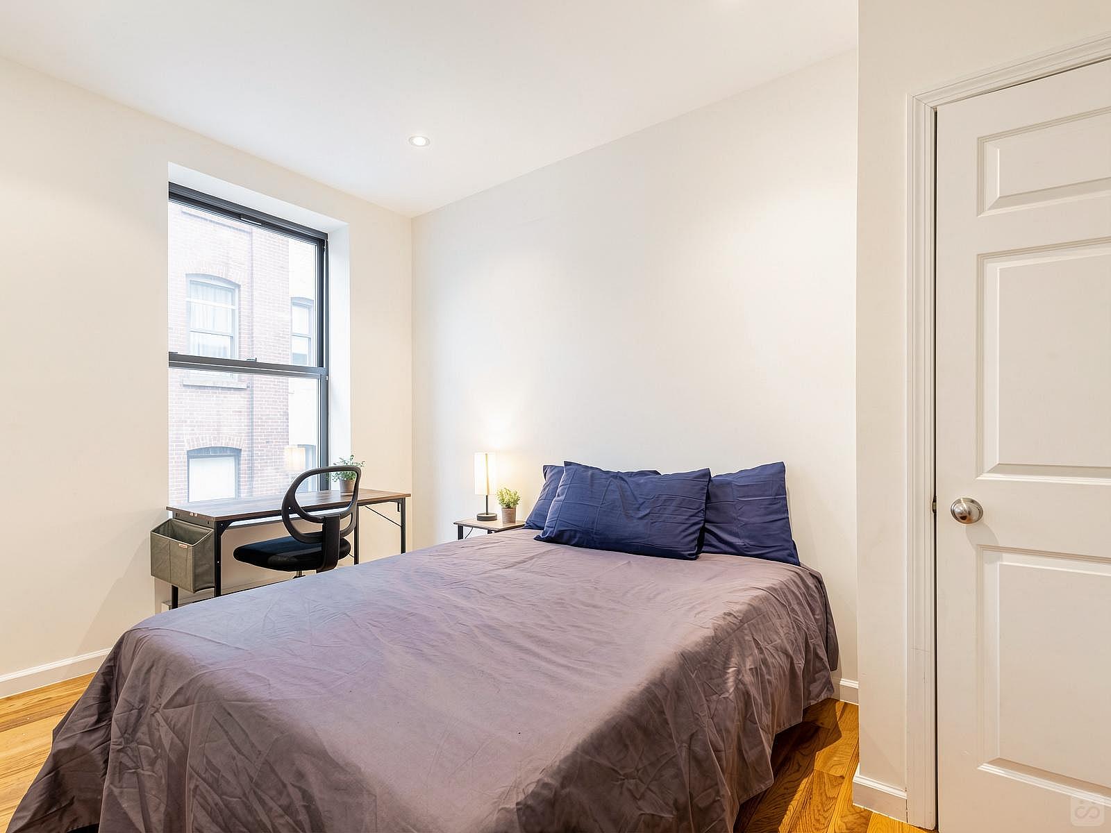 Room 103 With Desk - Stunning Luxury Apt. w/ City Views - Gallery - 4