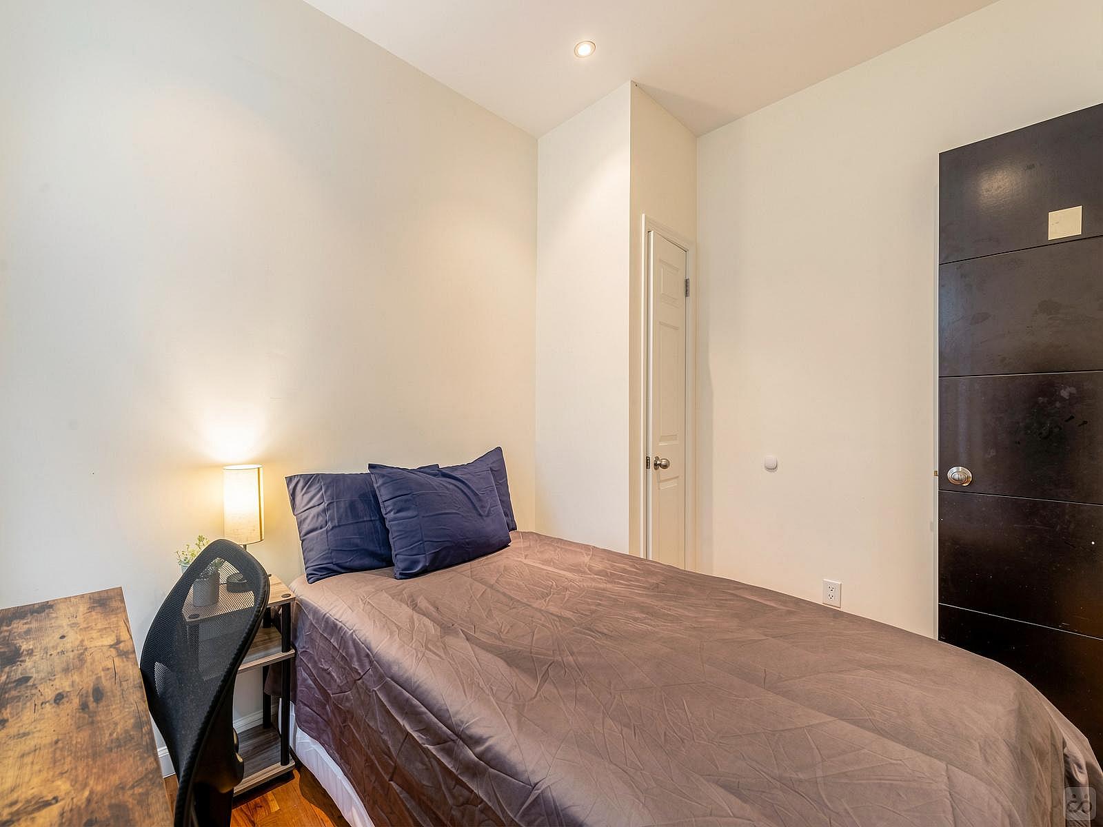 Room 103 With Desk - Stunning Luxury Apt. w/ City Views - Gallery - 5