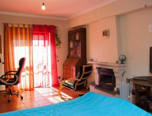 Single bedroom in a 3-bedroom apartment near Jardim da Praça dos Heróis do Ultramar