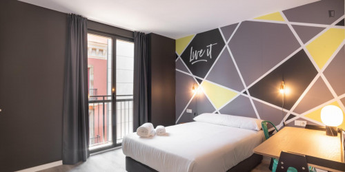 Double bedroom in a 3-bedroom flat, in Ciutat Vella