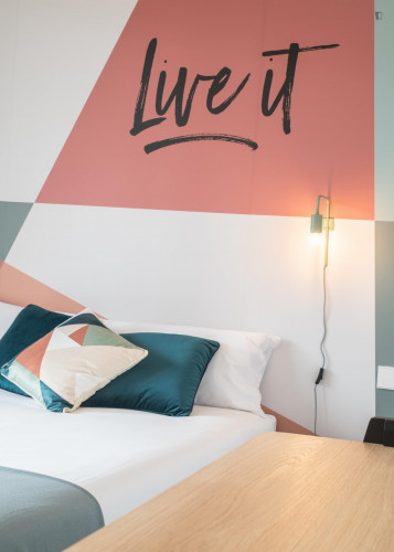 Colourful double bedroom near Palau Güell