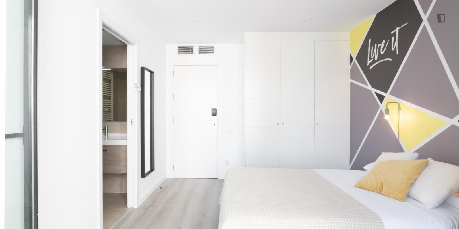  Pretty Nice Double Ensuite Bedroom In The Heart Of Barcelona  -  Pretty nice double ensuite bedroom in the heart of Barcelona  - Gallery -  1