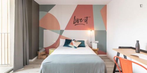Colourful double bedroom in the heart of Barcelona