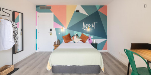 Colourful double bedroom in the heart of Barcelona