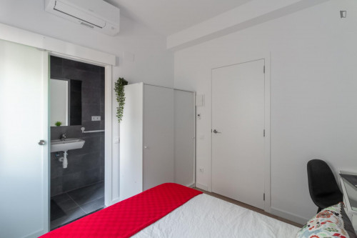 Neat double ensuite bedroom in well-linked Vila de Gràcia