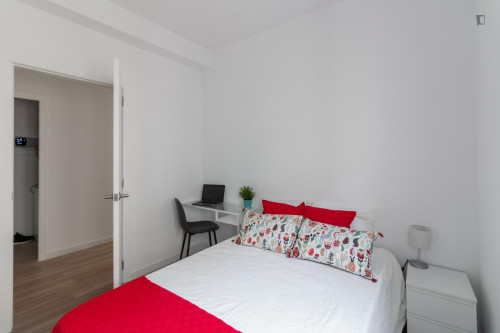 Neat double ensuite bedroom in well-linked Vila de Gràcia