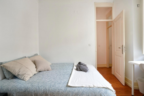 Inviting double bedroom near the Avenida metro  - Gallery -  5